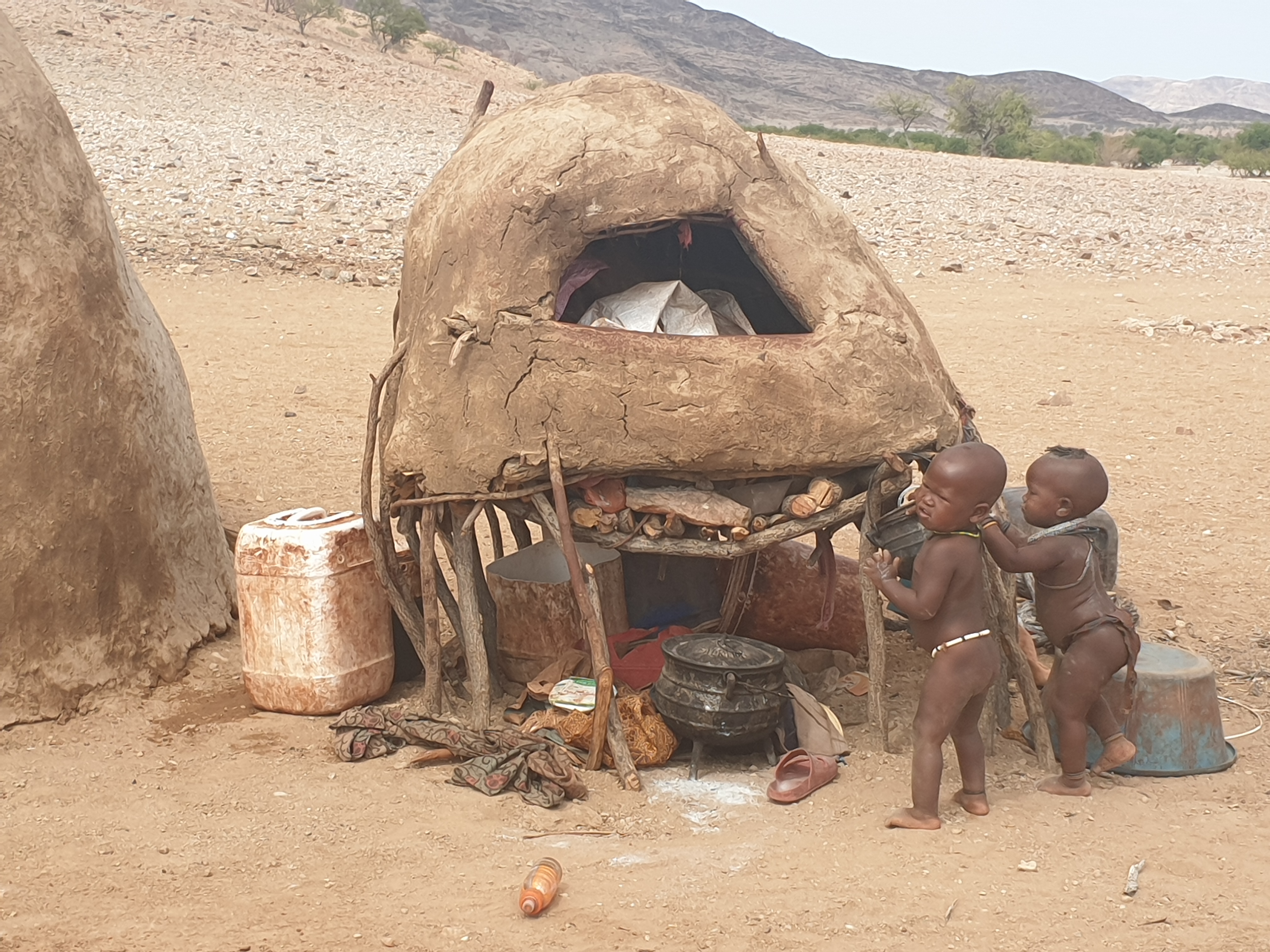 Détails d'une cuisine Himba assaillie par 2 enfants, Désert du Namib, Kaokoland, Province de Kunene, Namibie.